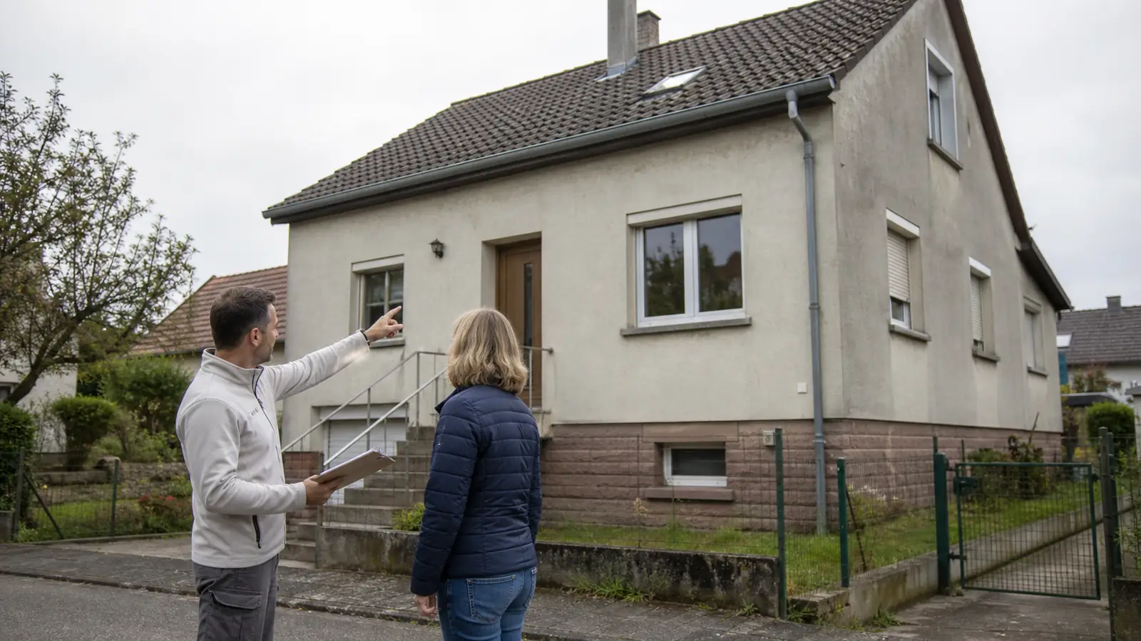 Rénovation thermique Saint-Louis préparée devant une maison individuelle