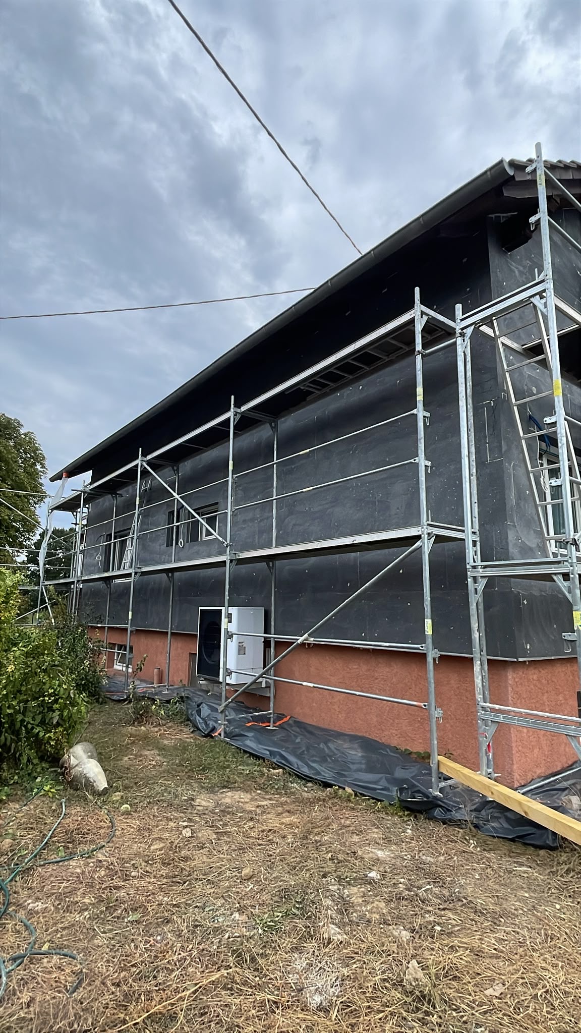 isolation extérieure à Bernolsheim – façade latérale isolée isolation extérieure à Bernolsheim : panneaux graphite sur la façade latérale